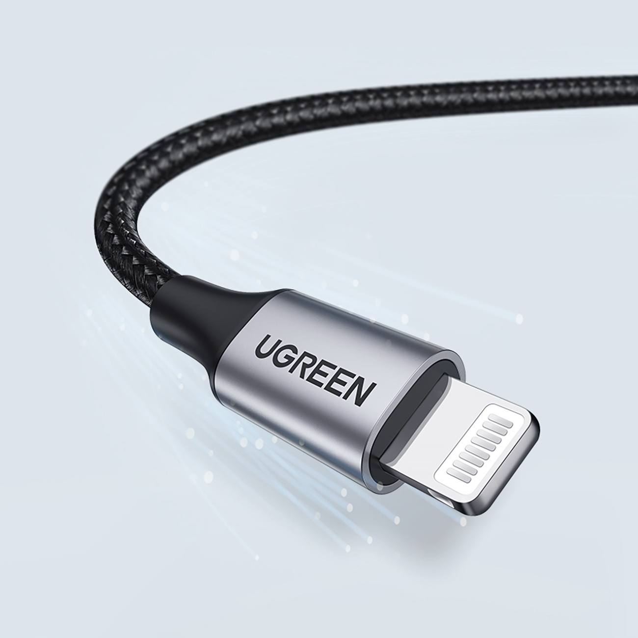 Bir UGREEN Lightning kablosu konektörünün yakın çekimi. Konnektör, marka adıyla gümüş ve siyahtır.