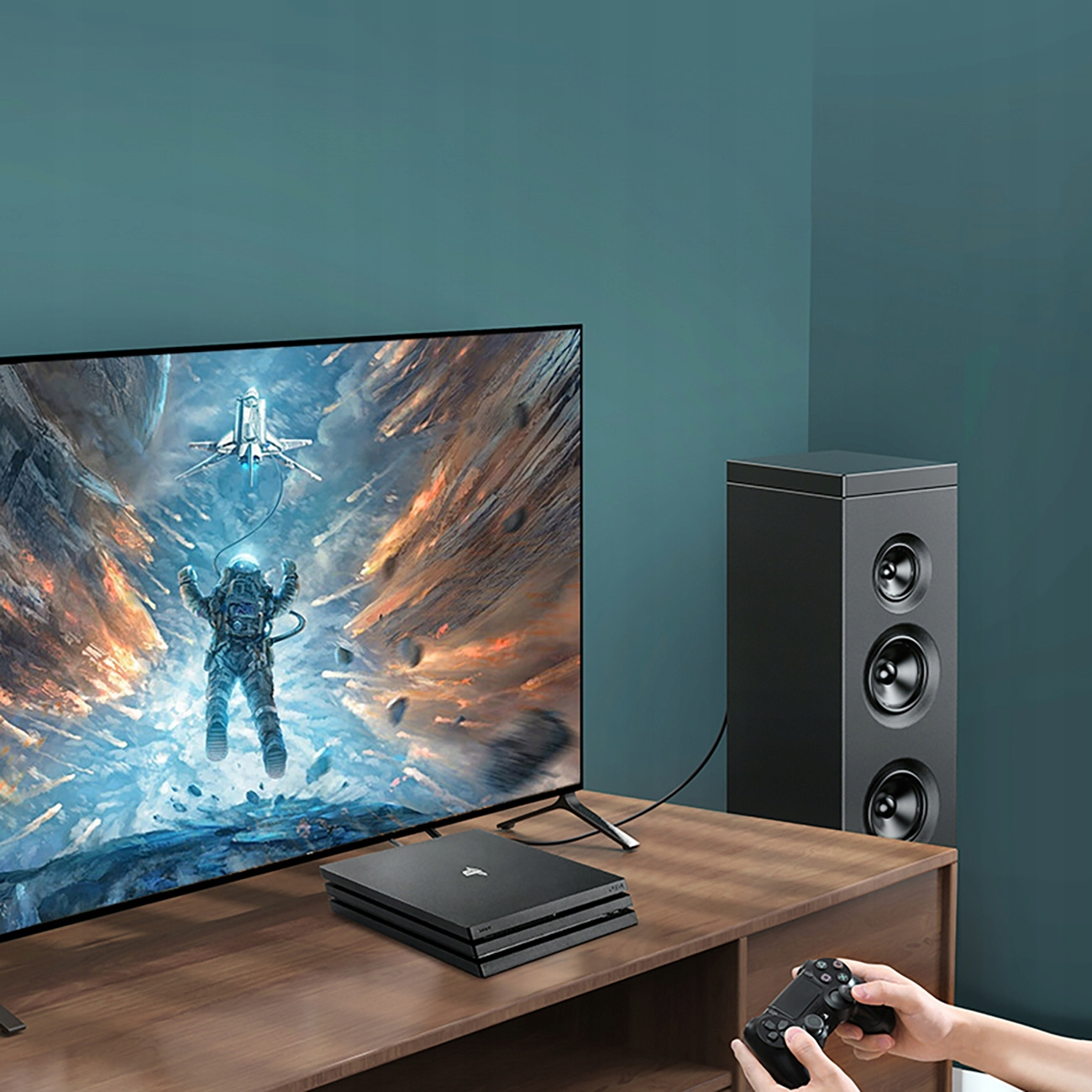 Osoba grająca w grę na PS4 z kontrolerem. Gra wyświetlana jest na telewizorze.