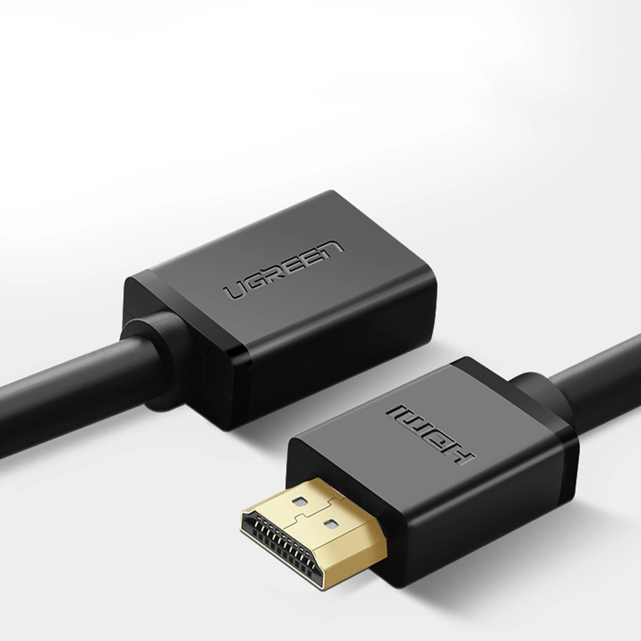 Dwa czarne kable HDMI z marką UGREEN. Złącze widoczne na jednym kablu.