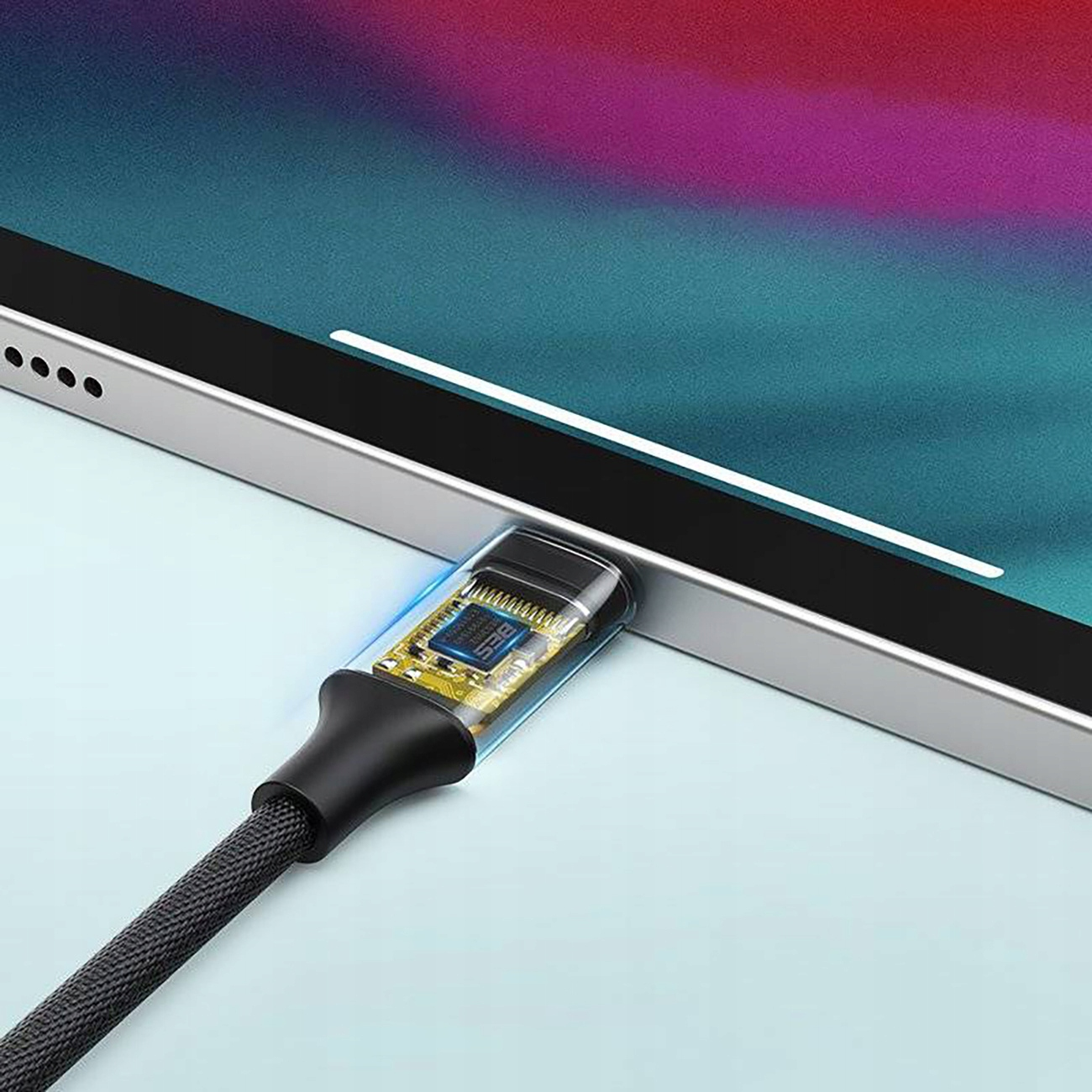 Kabel USB-C podłączony do tabletu, pokazujący wewnętrzne komponenty.