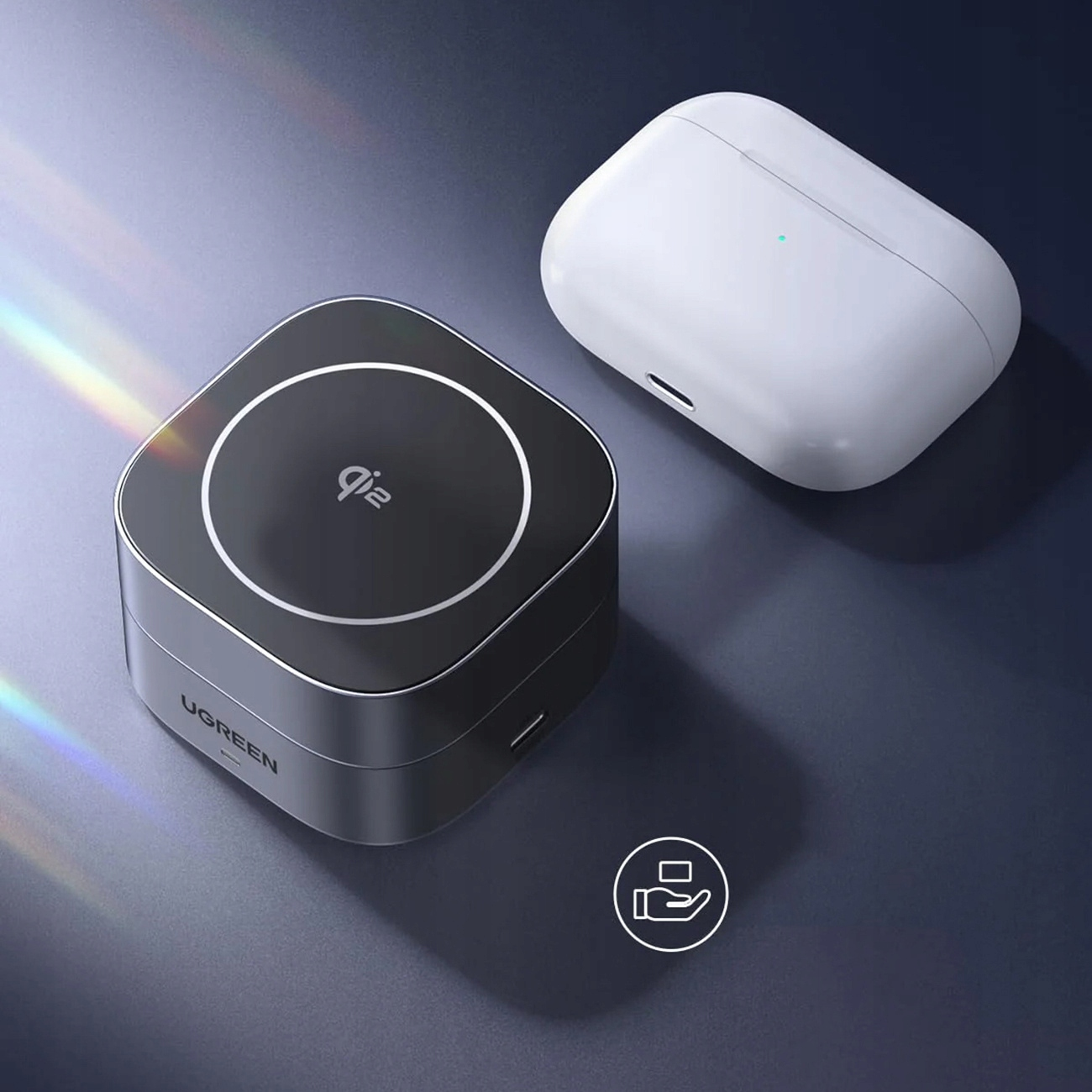 Ładowarka bezprzewodowa z telefonem i słuchawkami ładującymi się na powierzchni.