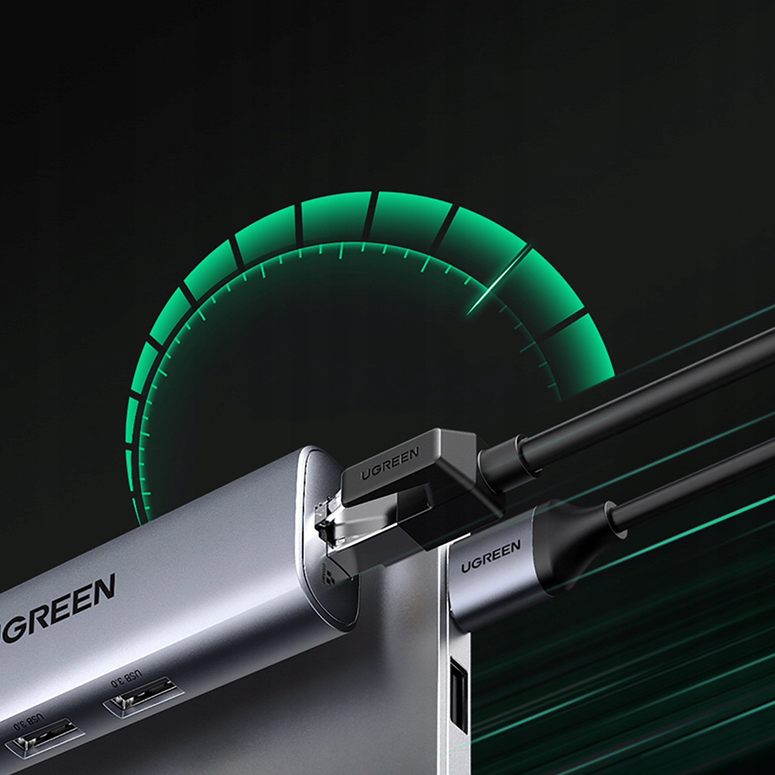 Srebrne urządzenie UGREEN jest podłączone do laptopa. Na tle wyświetlany jest wykres prędkościomierza.