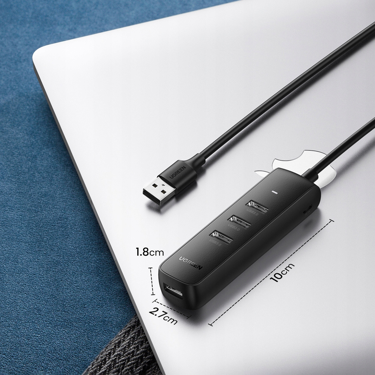 Czarny hub USB na laptopie, z kablem USB, hub pokazuje również wymiary.