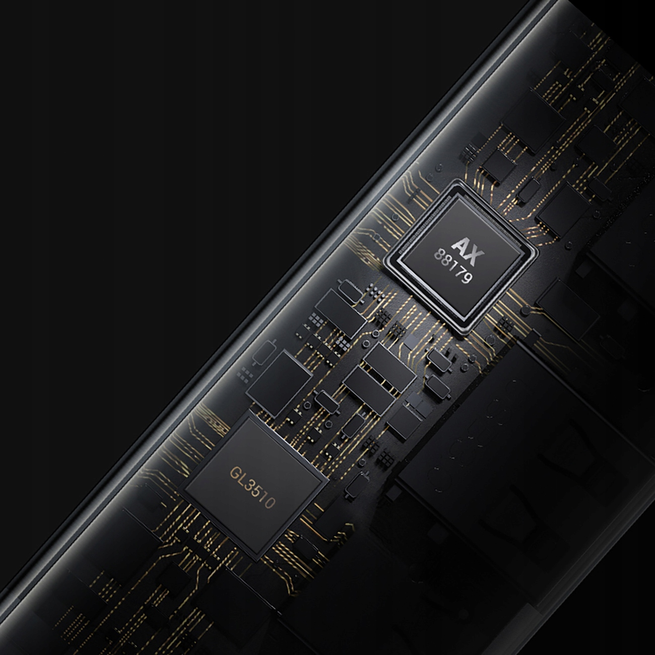 Zbliżenie czarnej płytki drukowanej z układami scalonymi i tekstem.