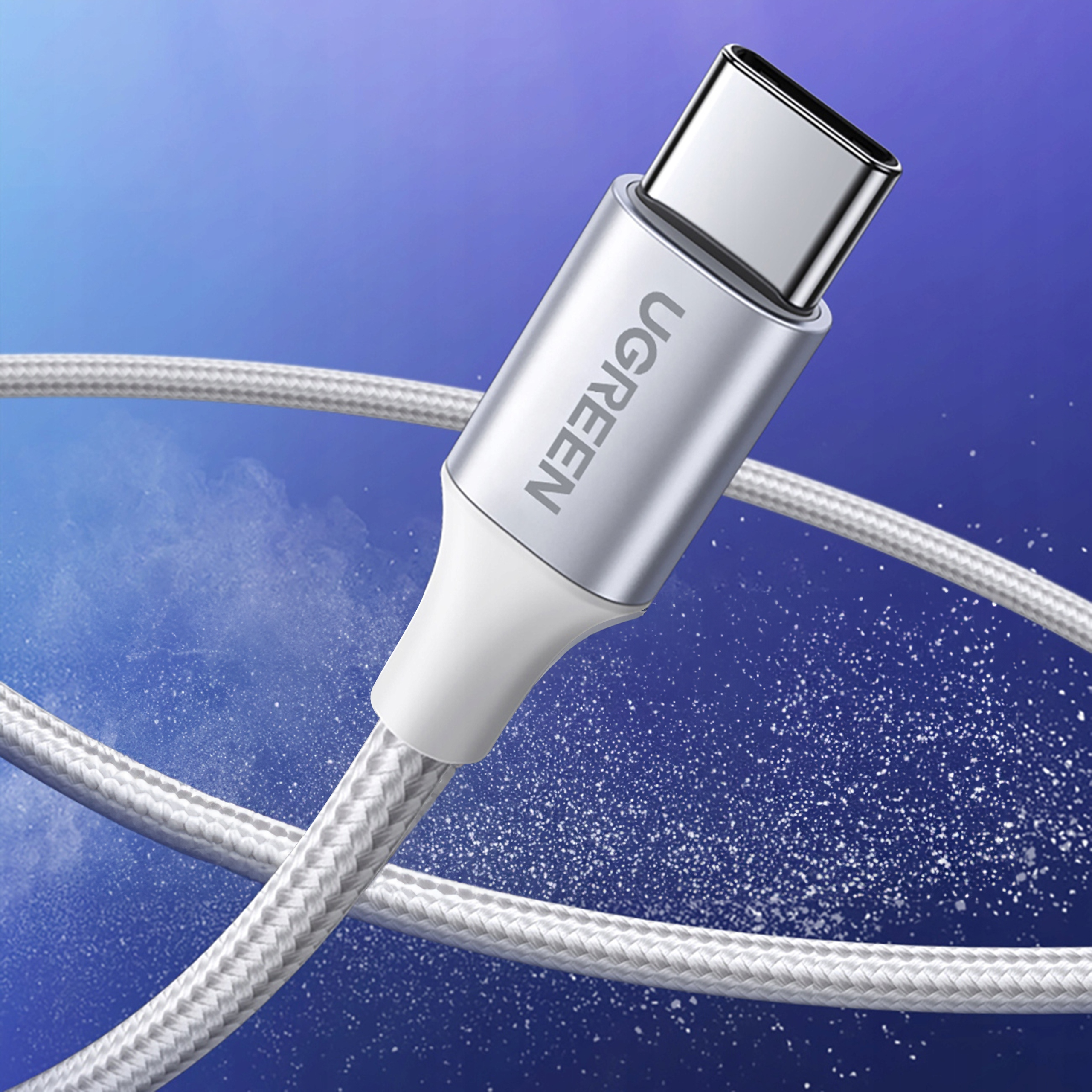 Srebrny kabel USB-C UGREEN z białą podstawą na niebieskim tle z białymi iskierkami.