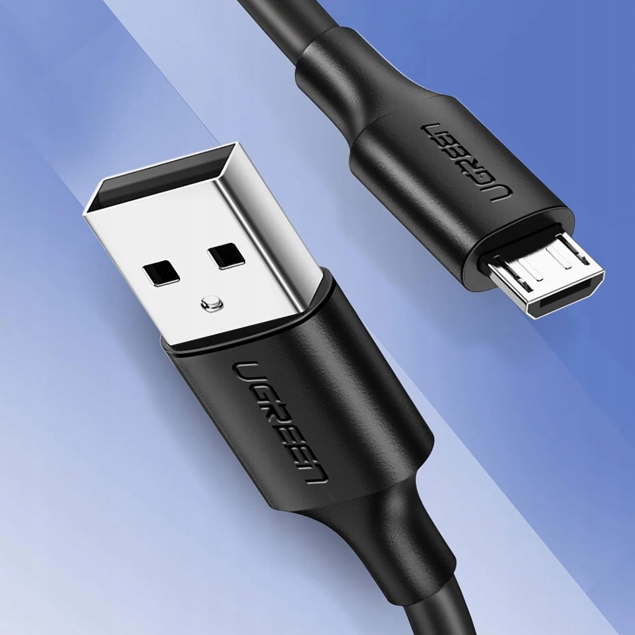 Czarny kabel USB z marką UGREEN. Jeden koniec to USB, drugi to micro USB, oba są połączone.