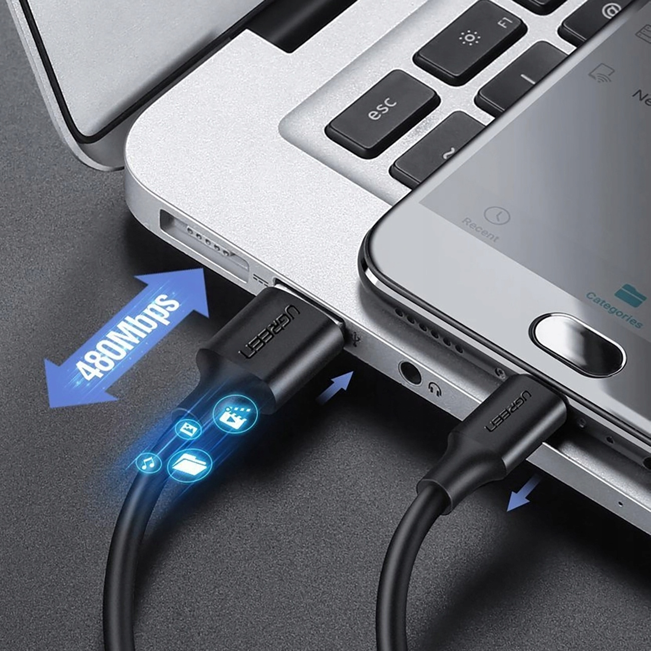 Czarny kabel łączący telefon z laptopem. Marka UGREEN jest na kablu. Niebieska strzałka wskazuje transfer danych.