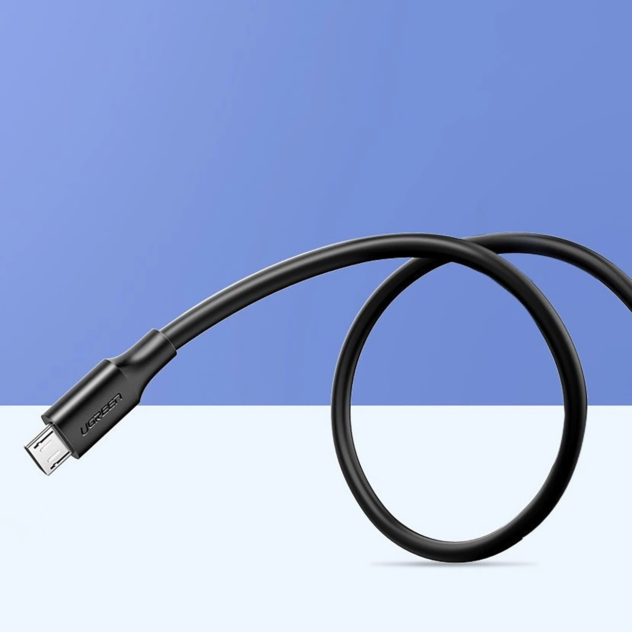 Czarny kabel UGREEN ze złączem micro-USB w pętli na tle niebiesko-białego gradientu.