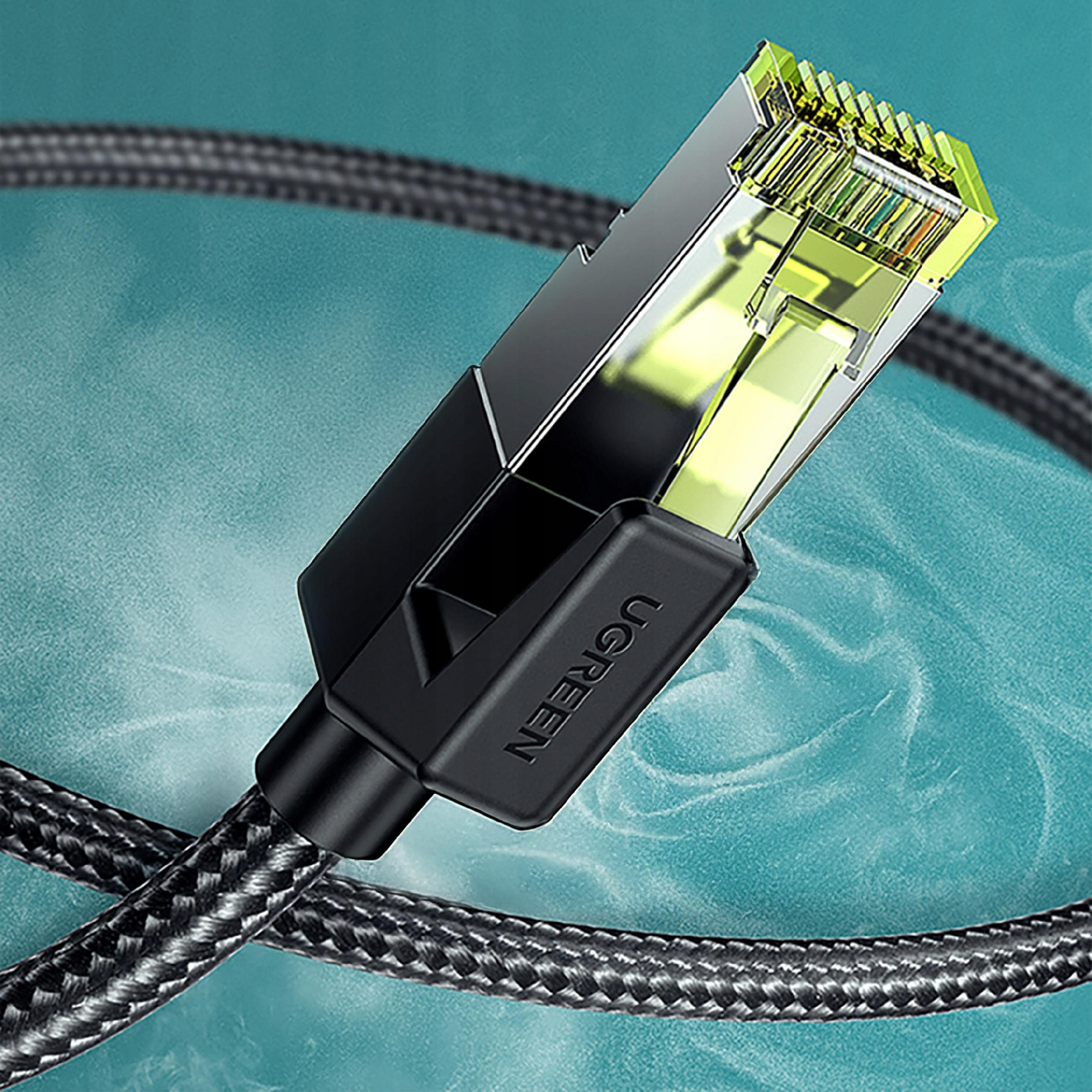 Zbliżenie złącza kabla Ethernet. Złącze jest czarne ze złotą wewnętrzną siatką.