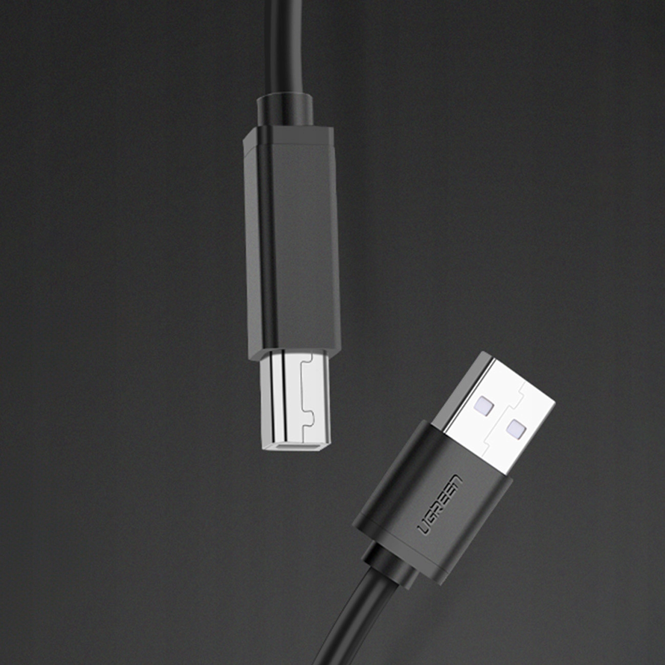 Siyah konektörlü iki siyah USB kablosu. Birinde USB-A konektörü, diğerinde USB-B konektörü var.