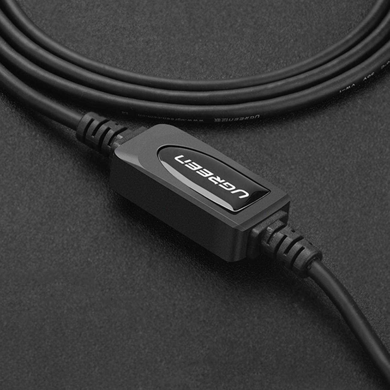 UGREEN markalı siyah kablo, bir USB kablosu. Görüntü beyaz bir arka plan üzerinde.