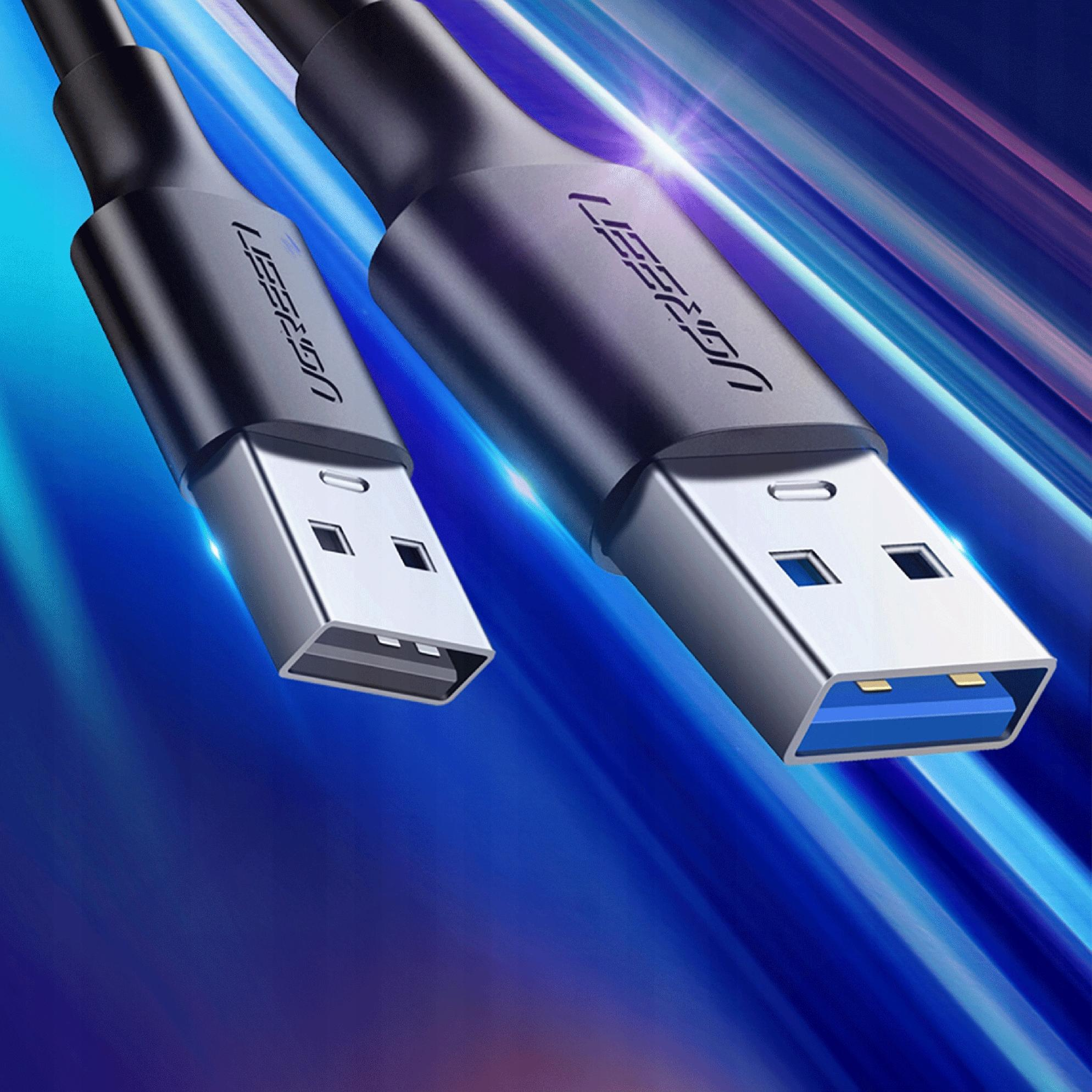 Dwa czarne kable USB UGREEN ze złączami USB-A. Rozmyte niebieskie i fioletowe tło.