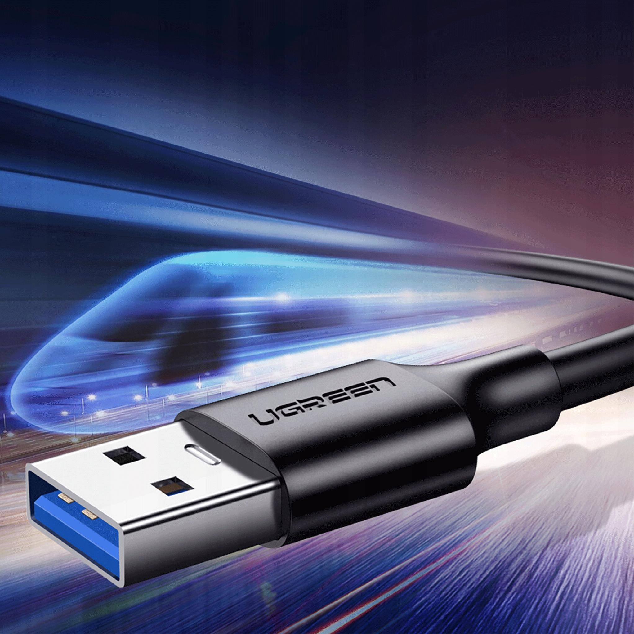 Czarny kabel USB UGREEN z niebieskim złączem USB 3.0. Tło ma rozmyty niebieski abstrakcyjny wzór.