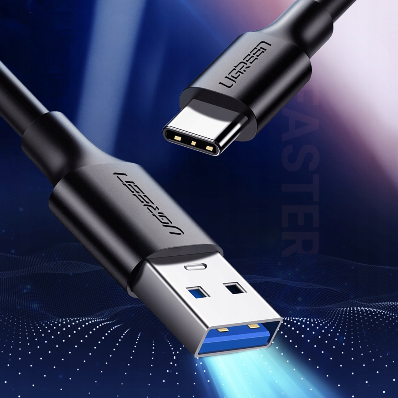 Czarne kable USB UGREEN ze złączami USB-A i USB-C. Tło przedstawia rozmyty niebieski wzór.