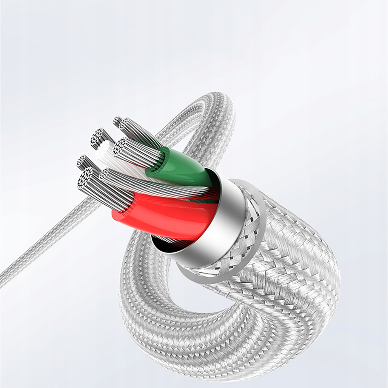 Close-up van een opengesneden gevlochten kabel, met rode, groene en witte draden erin.