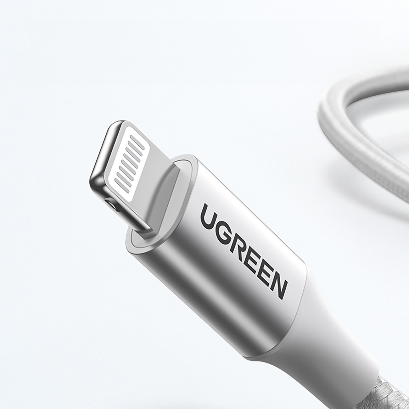 Close-up van een witte oplaadkabelkop met het UGREEN-logo.