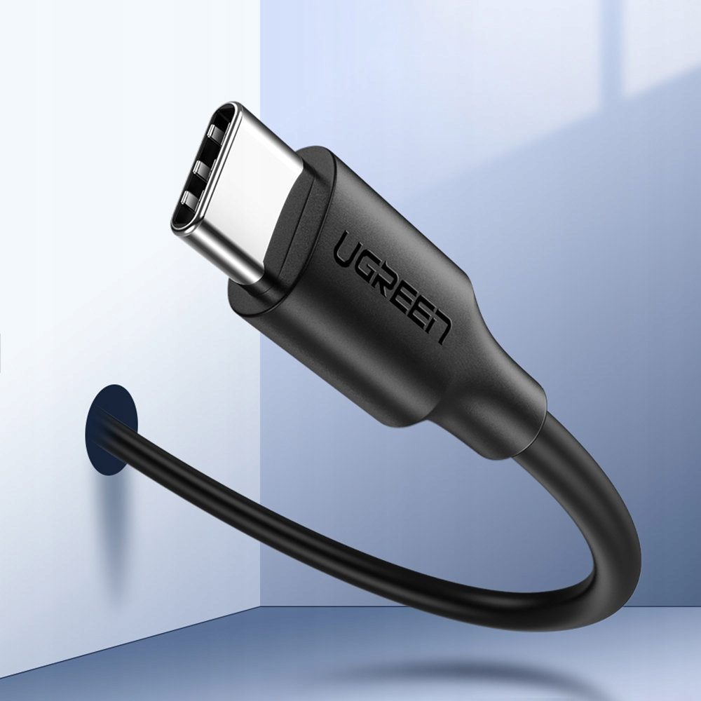 Czarny kabel USB-C podłączony do ściany. Logo UGREEN jest widoczne na złączu.