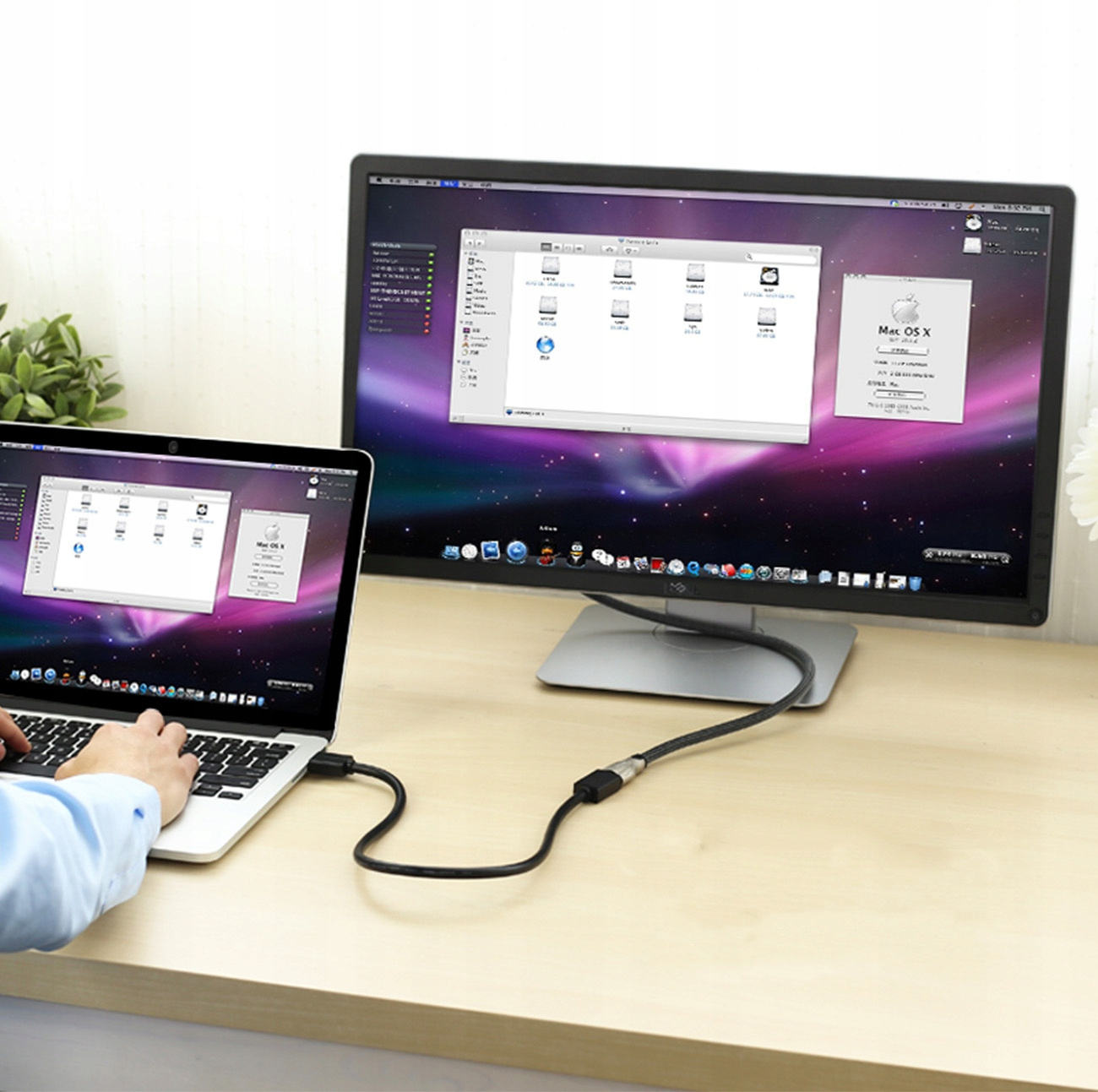 Laptop jest podłączony do monitora. Monitor wyświetla ekran pulpitu.