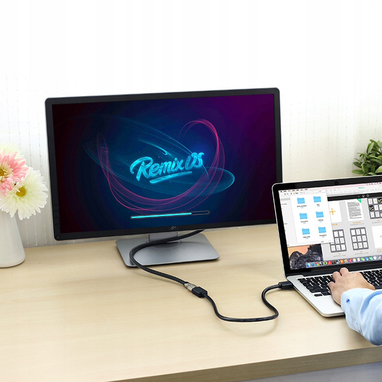 Laptop jest podłączony do monitora. Monitor wyświetla interfejs oprogramowania.