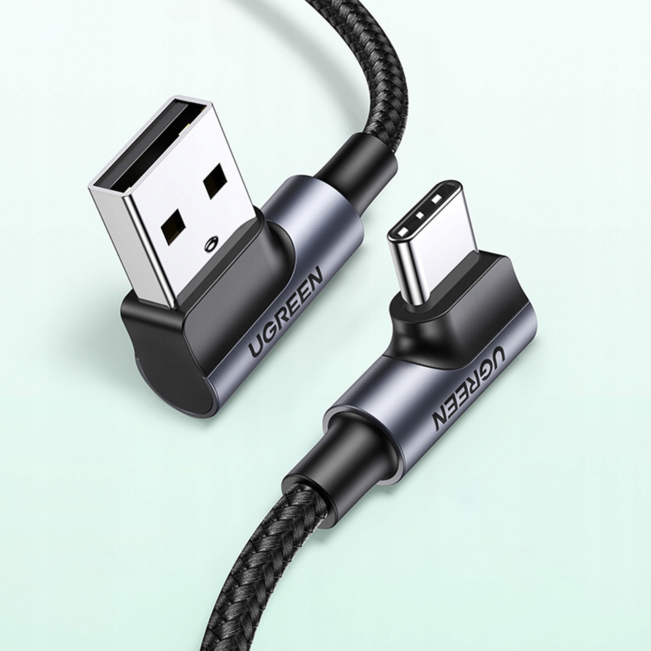 Czarny i szary kabel UGREEN ze złączami USB-A i USB-C. Złącza są kątowe.