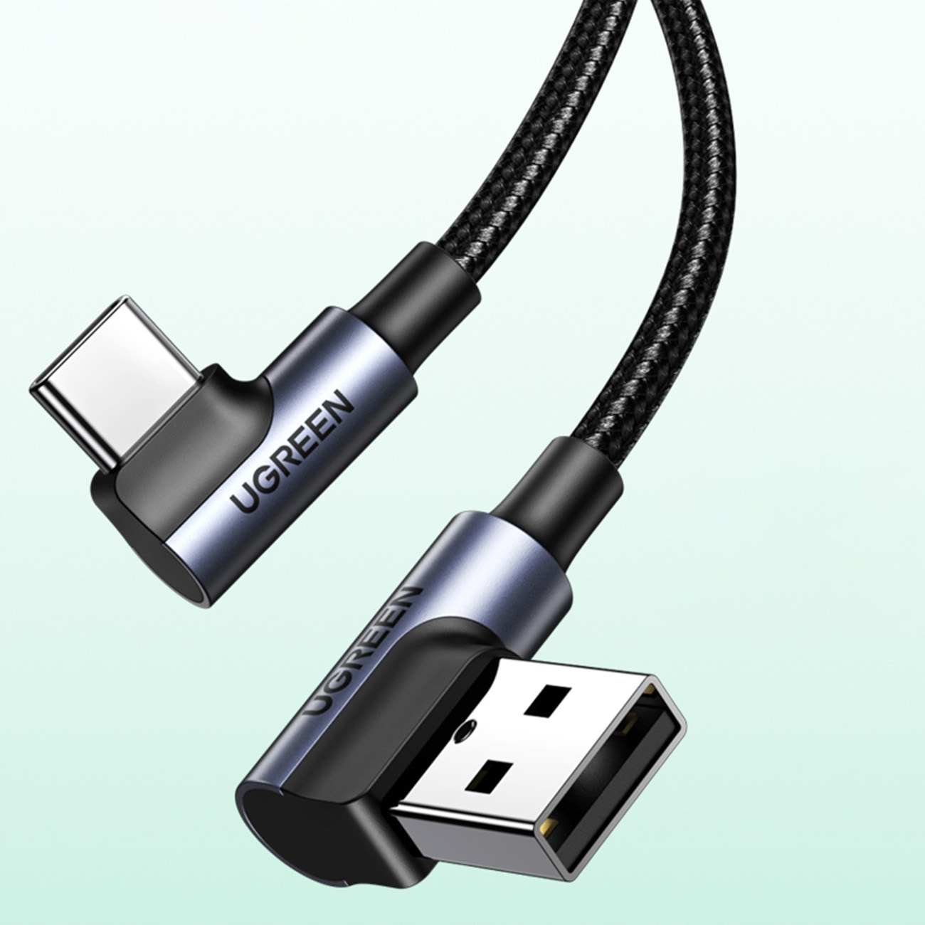 Dwa czarne kable USB UGREEN, jeden z wtyczką USB-C, drugi USB-A, konstrukcja kątowa.