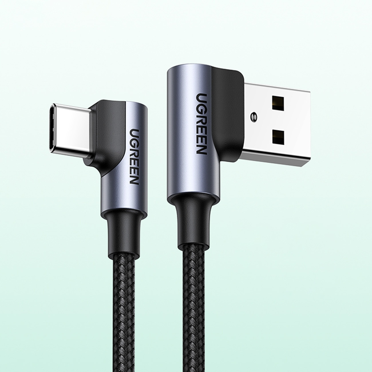 Kabel USB-C do USB-A z kątowymi złączami. Znajduje się na nim logo UGREEN.