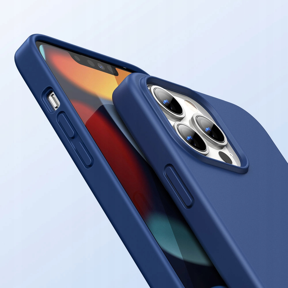 Un primo piano di una custodia blu per telefono su un telefono. La custodia copre saldamente il telefono, mostrando la fotocamera.