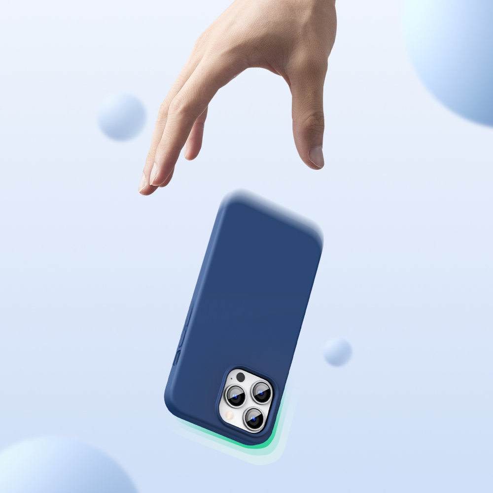 Una mano sta facendo cadere una custodia blu per telefono. Bolle sullo sfondo. La custodia ha tre fotocamere.