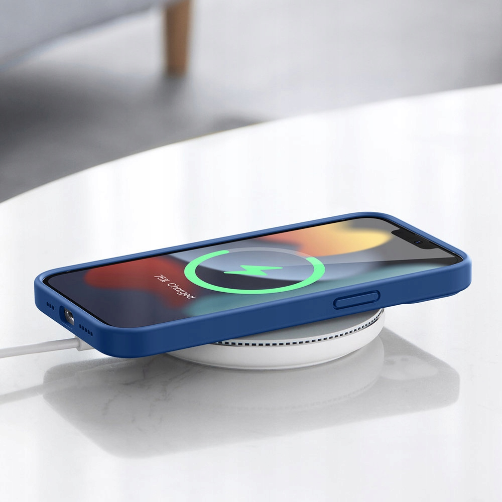 Custodia blu per telefono su un caricatore wireless bianco. Il telefono mostra un'icona di ricarica.