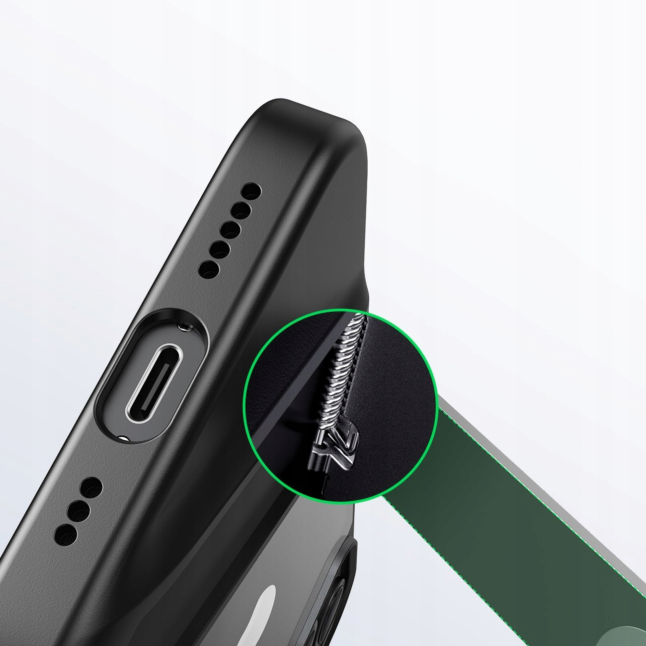 Un primo piano di una custodia nera per iPhone con un cavalletto. Il cavalletto è verde e angolato verso l'esterno.