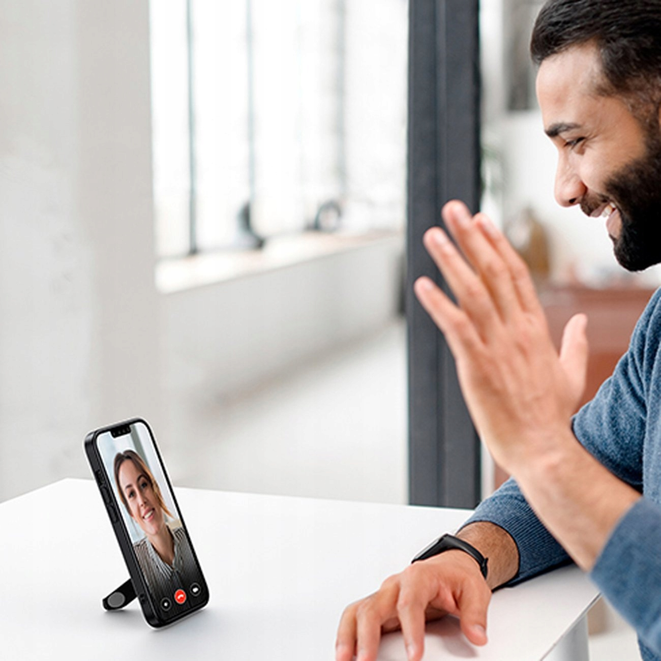 Un uomo sta facendo una videochiamata sul suo telefono. Il volto di una donna è sullo schermo.