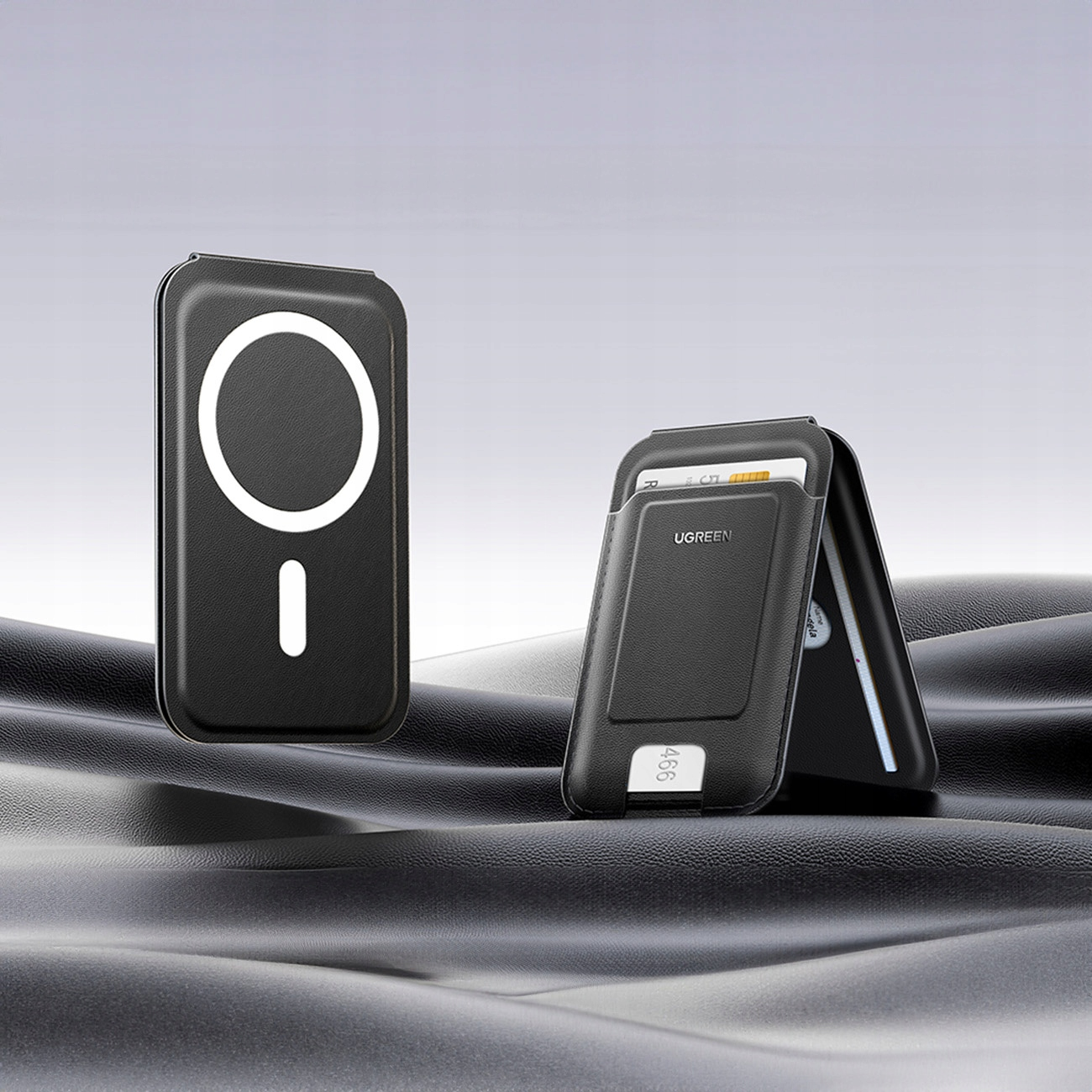 Dwa czarne portfele na telefon, jeden z białym okręgiem i znakiem minus, drugi otwarty.