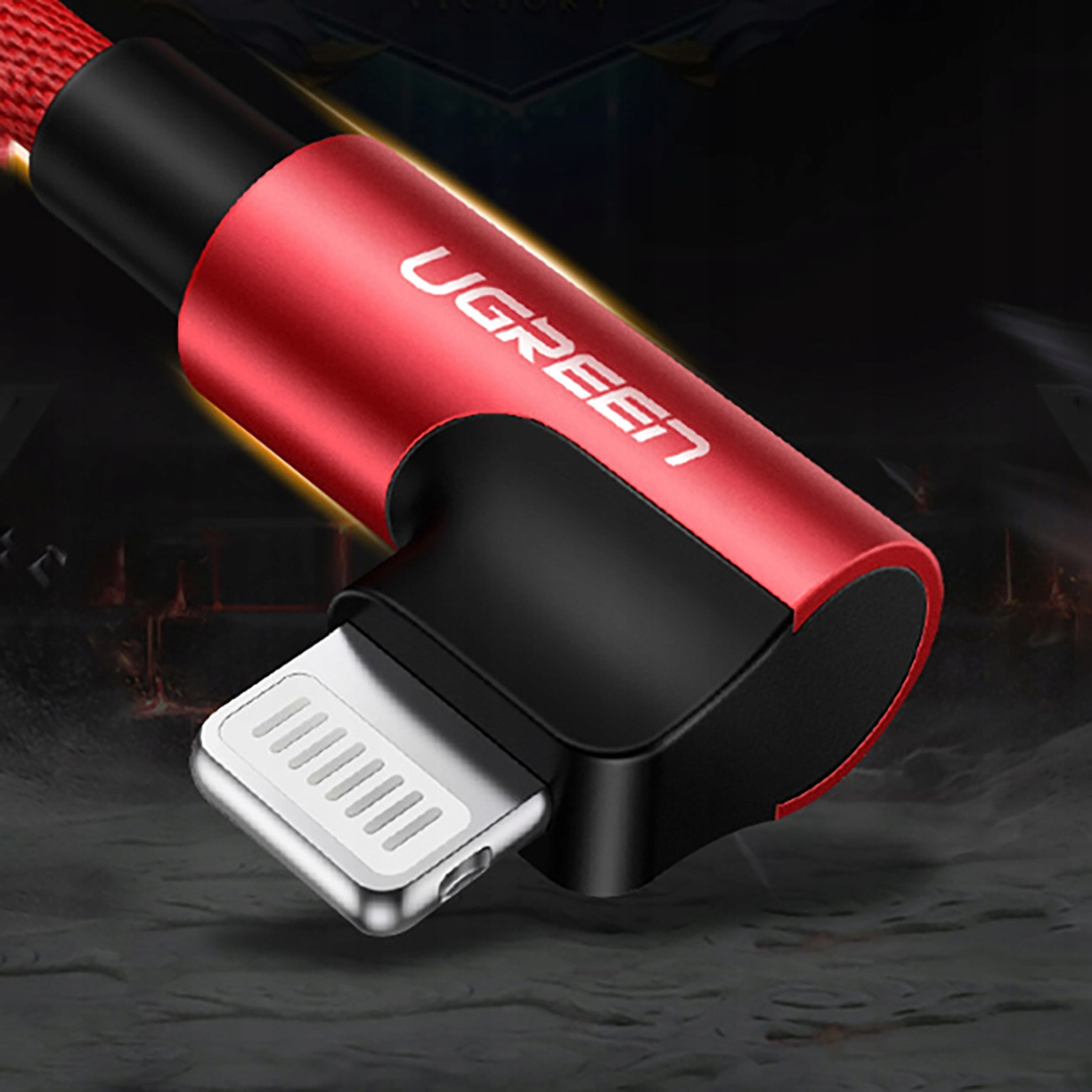 Czerwony i czarny adapter kabla Lightning UGREEN. Złącze jest kątowe.