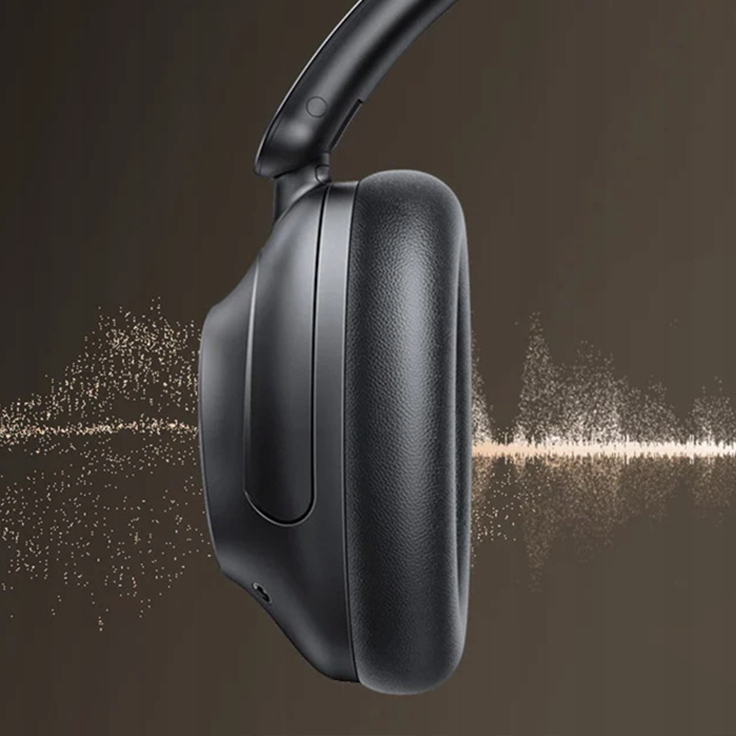 Widok z boku czarnego bezprzewodowego słuchawki, z rozmytym tłem fal dźwiękowych.