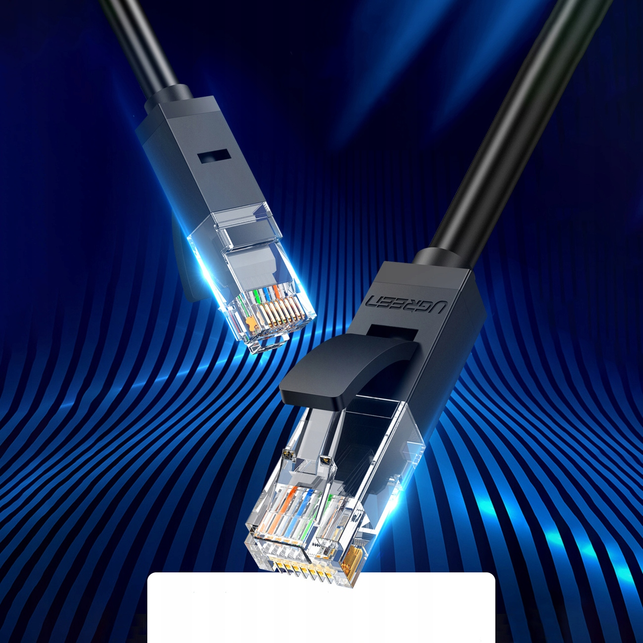 Dwa czarne kable Ethernet UGREEN z przezroczystymi wtyczkami, na niebieskim tle.