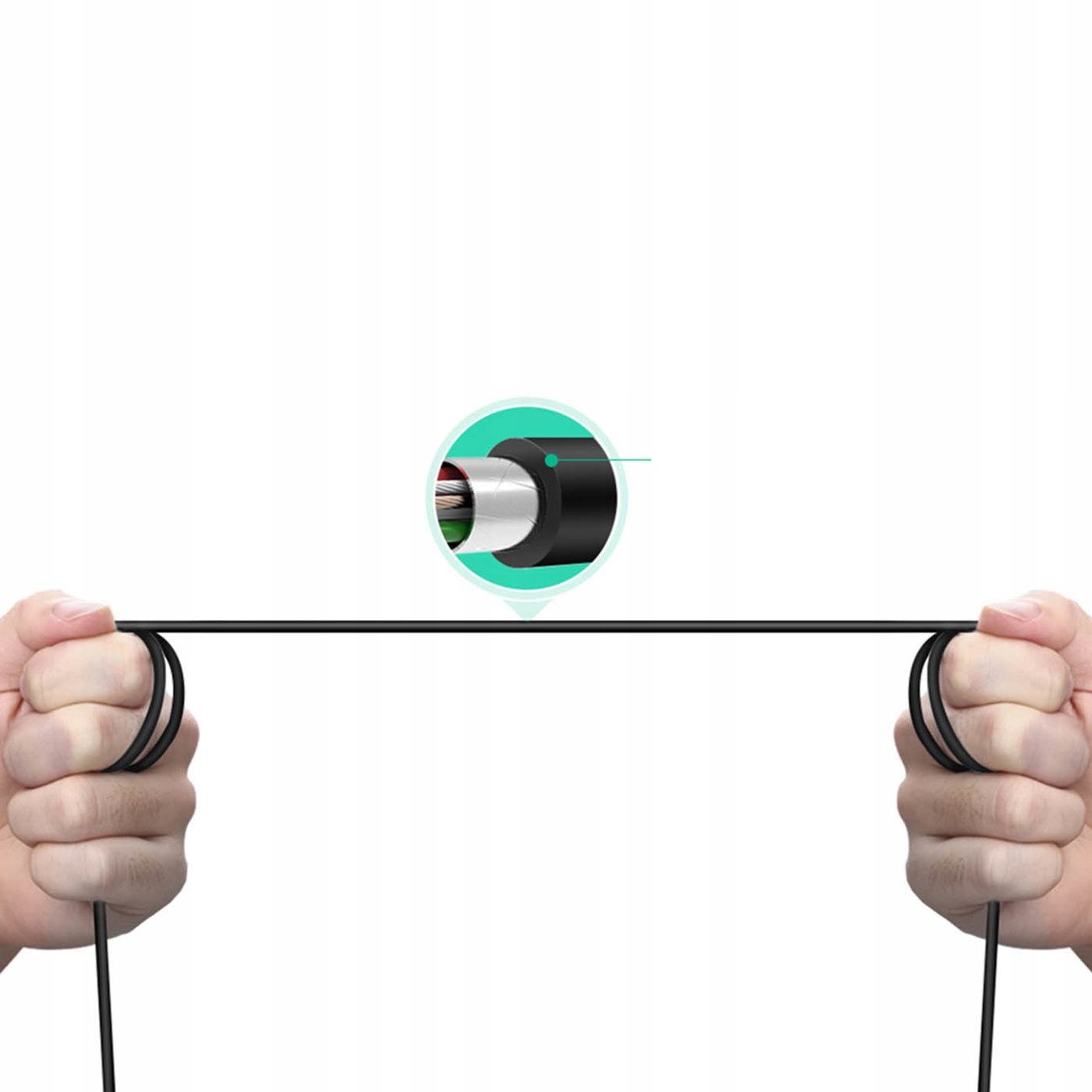 Dwie ręce trzymające czarny kabel, przecięty, aby pokazać wewnętrzne komponenty, z zielonym okręgiem.