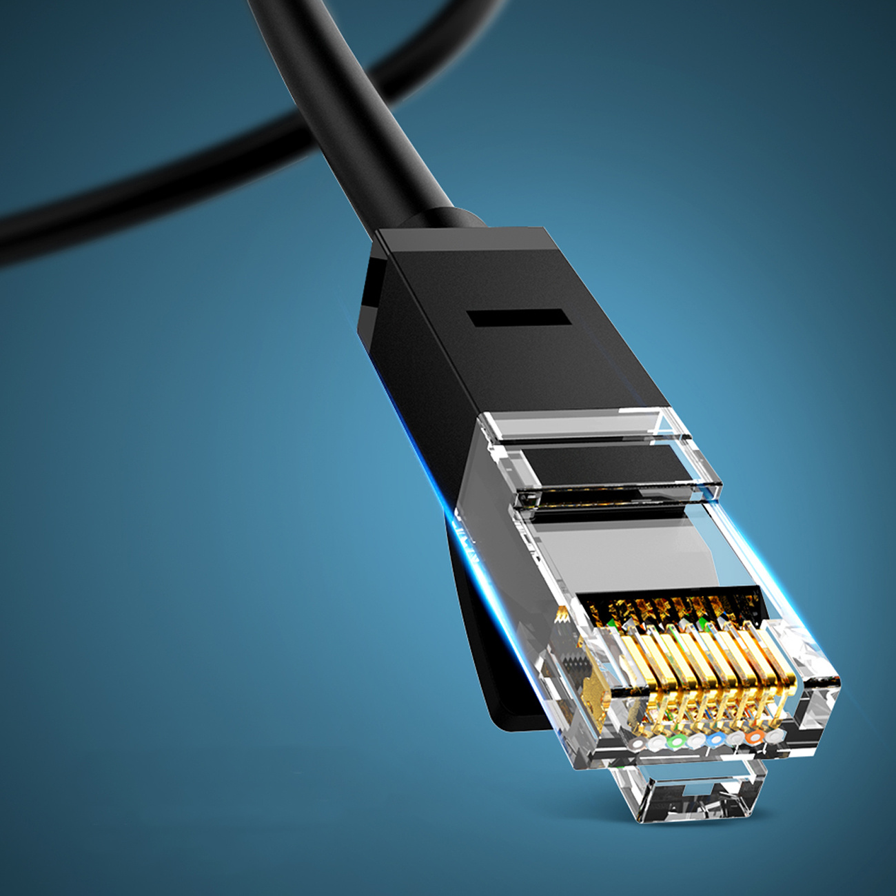 Zbliżenie wtyczki kabla Ethernet. Przezroczysty plastik ze złotymi stykami.