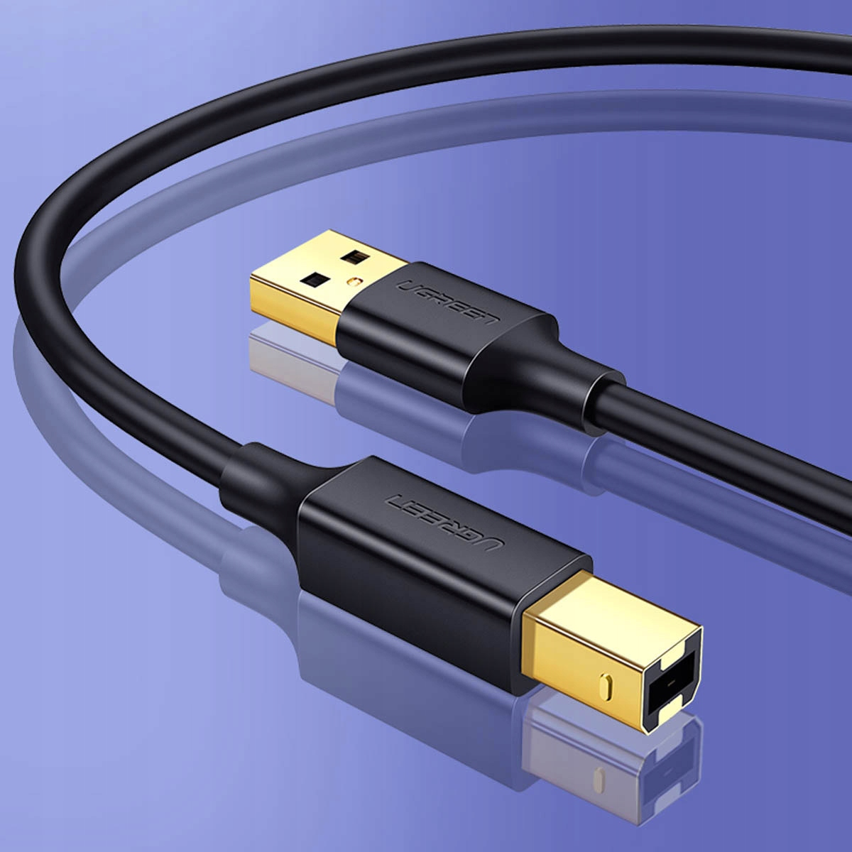 Czarny kabel UGREEN z wtyczkami USB i USB-B, złoty kolor. Powierzchnia odbijająca.