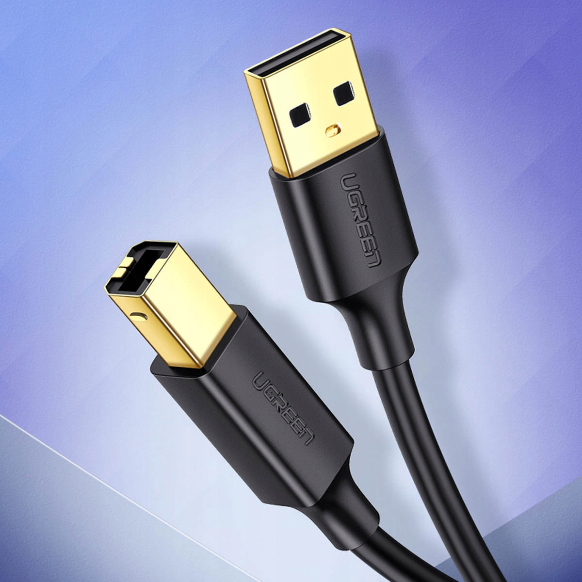 Czarny kabel UGREEN z wtyczkami USB i USB-B, złoty kolor. Fioletowe tło.