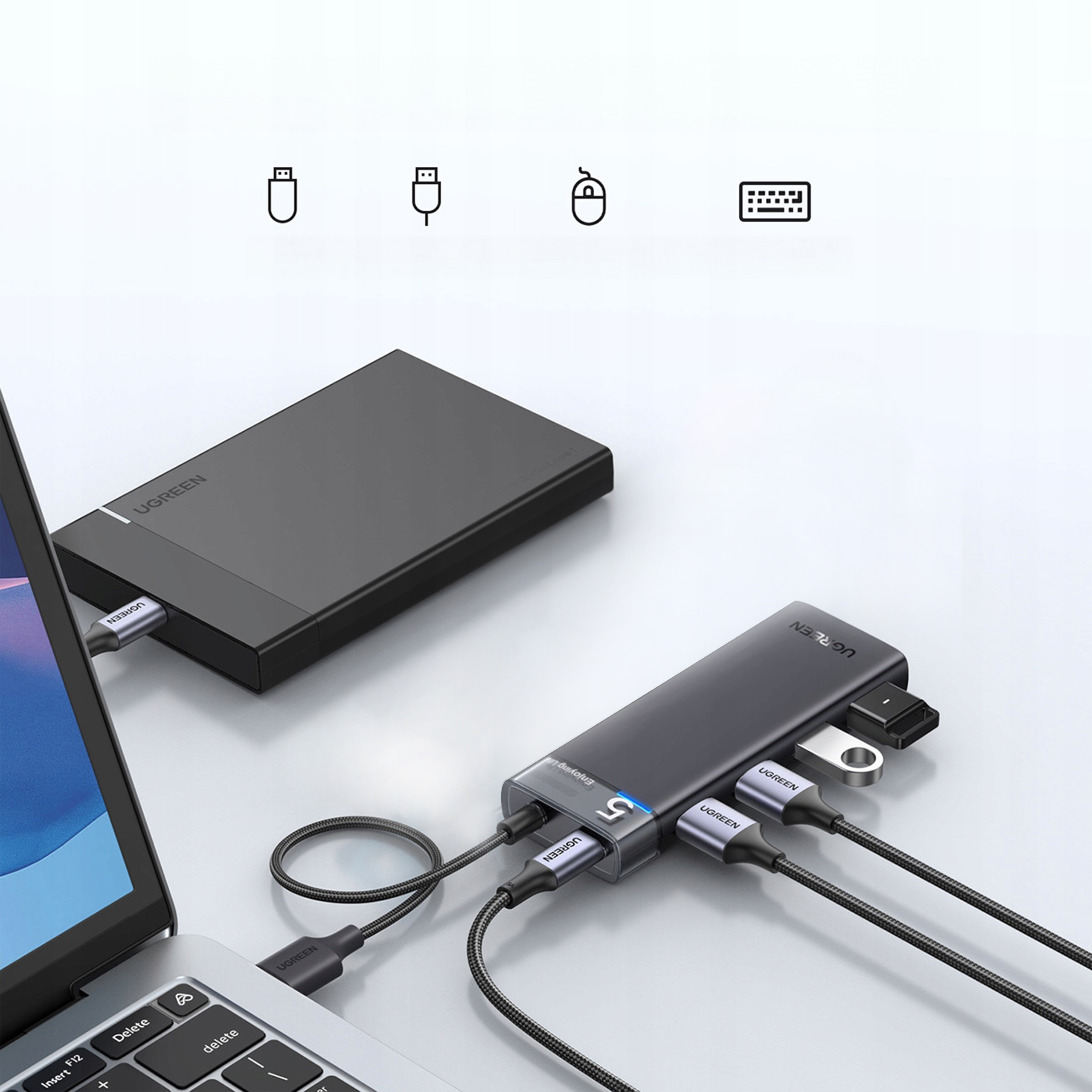 Laptop połączony z hubem, z dyskiem twardym i ikonami urządzeń.