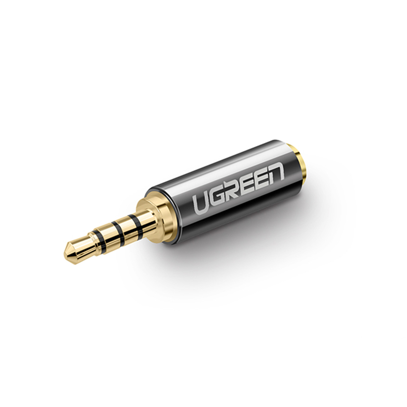 Adapter audio UGREEN ze złotą końcówką i czarno-srebrnym korpusem.