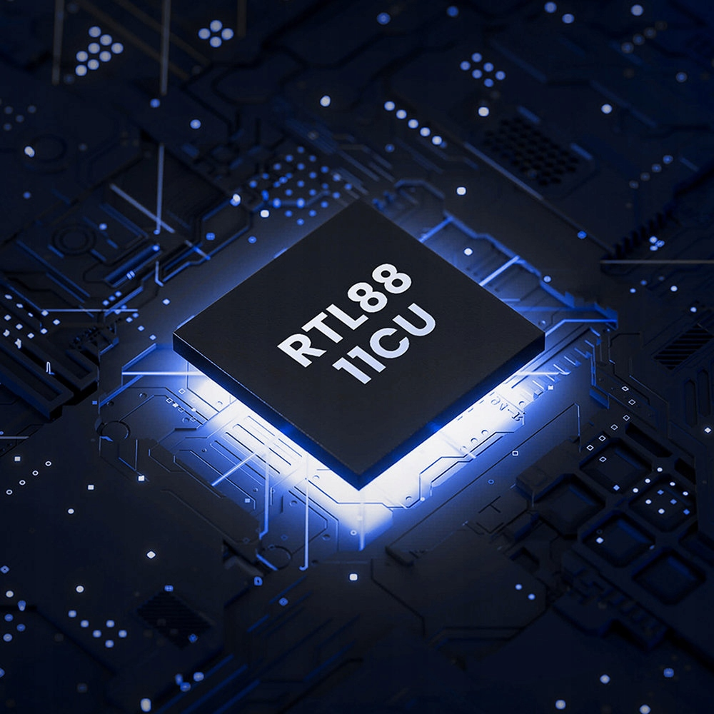 Zbliżenie czarnego chipa z tekstem RTL88 11CU na niebieskiej płycie głównej z świecącymi liniami.