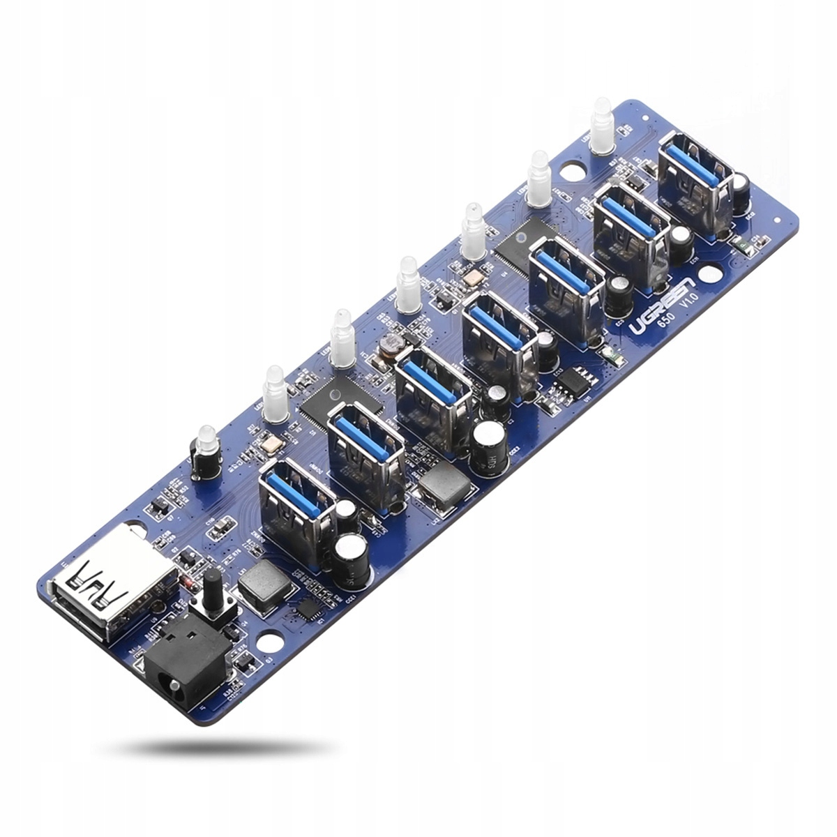 Eine blaue Leiterplatte mit mehreren USB-Anschlüssen und anderen elektronischen Bauteilen.