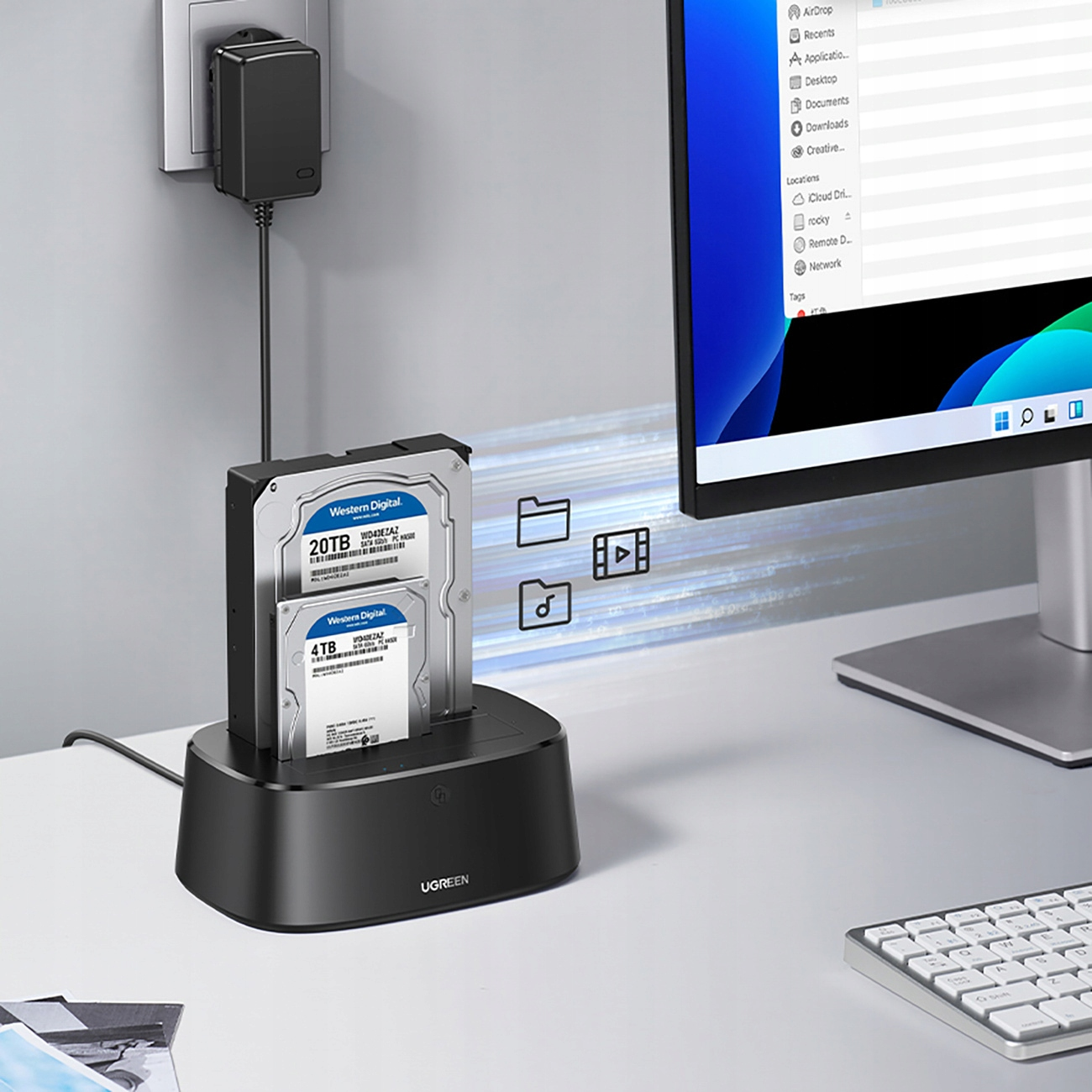 Zwei Western Digital Festplatten in einem schwarzen UGREEN Gerät, an eine Stromquelle angeschlossen.