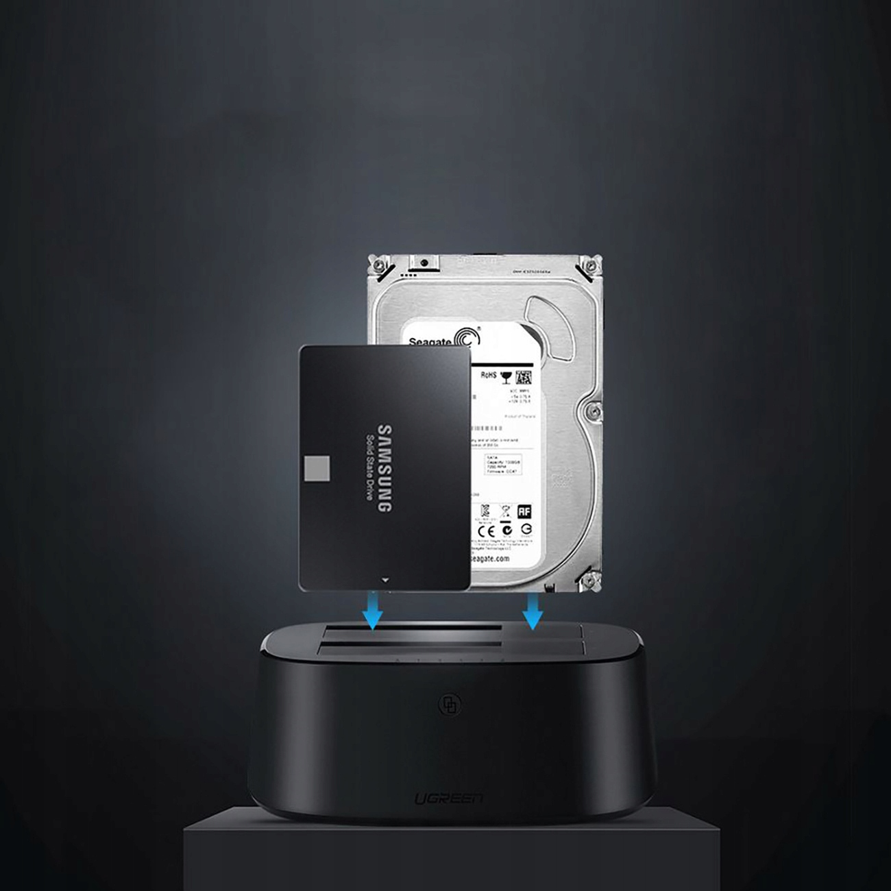 Eine Festplatte und eine SSD befinden sich über einer schwarzen Dockingstation, blaue Pfeile zeigen nach unten.