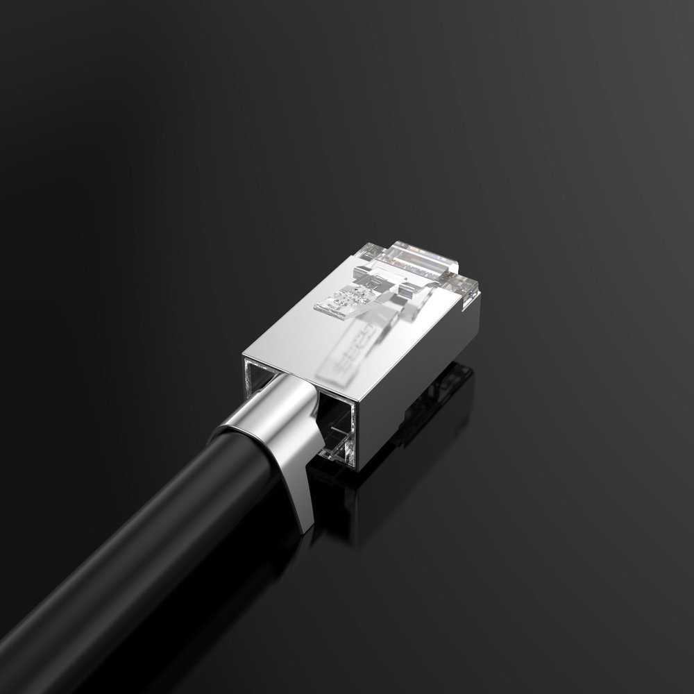 Nahaufnahme eines RJ45-Anschlusses mit einem schwarzen Kabel. Der Hintergrund ist eine schwarze Oberfläche.