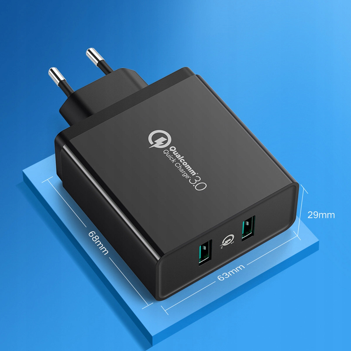 Ein schwarzes Qualcomm Quick Charge 3.0 Wandladegerät mit zwei USB-Anschlüssen.