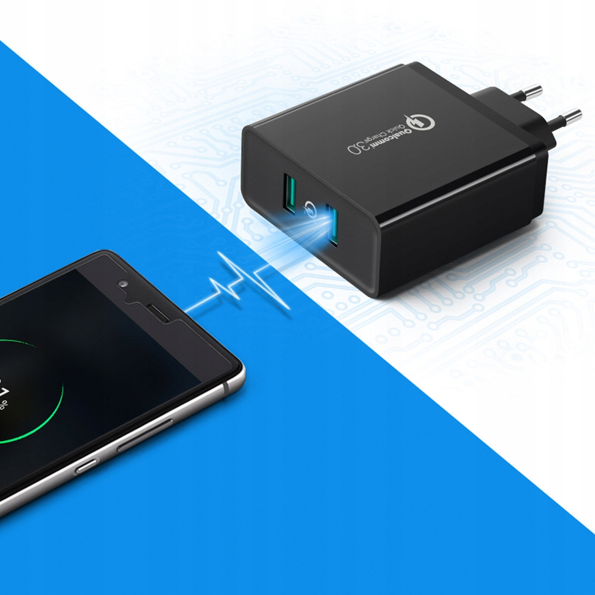 Ein schwarzes Ladegerät mit zwei USB-Anschlüssen lädt ein Telefon auf. Blaues Licht strahlt aus den Anschlüssen.