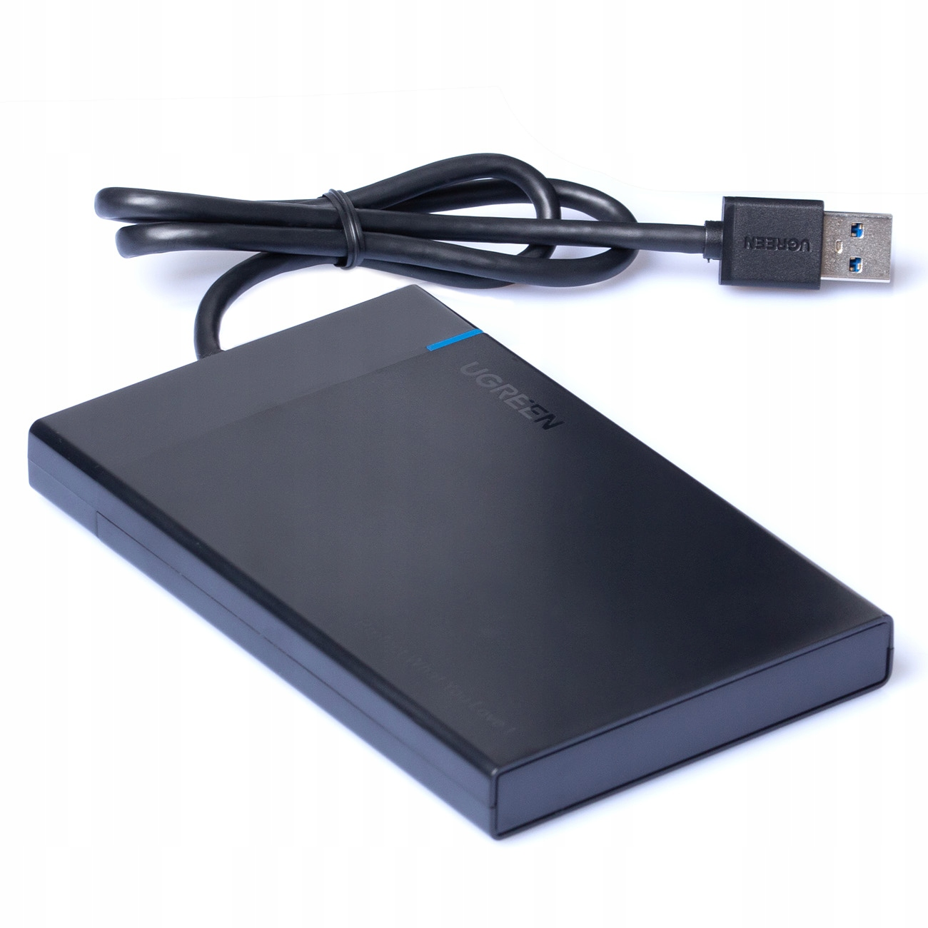 Czarny dysk twardy zewnętrzny UGREEN z kablem USB, na białym tle.
