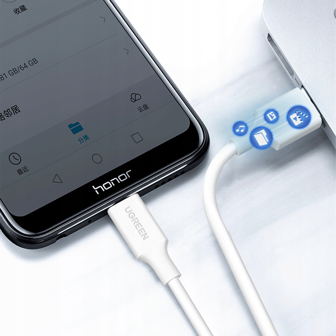 Biały kabel UGREEN łączy czarny telefon Honor ze srebrnym laptopem. Na ekranie widać ikony.